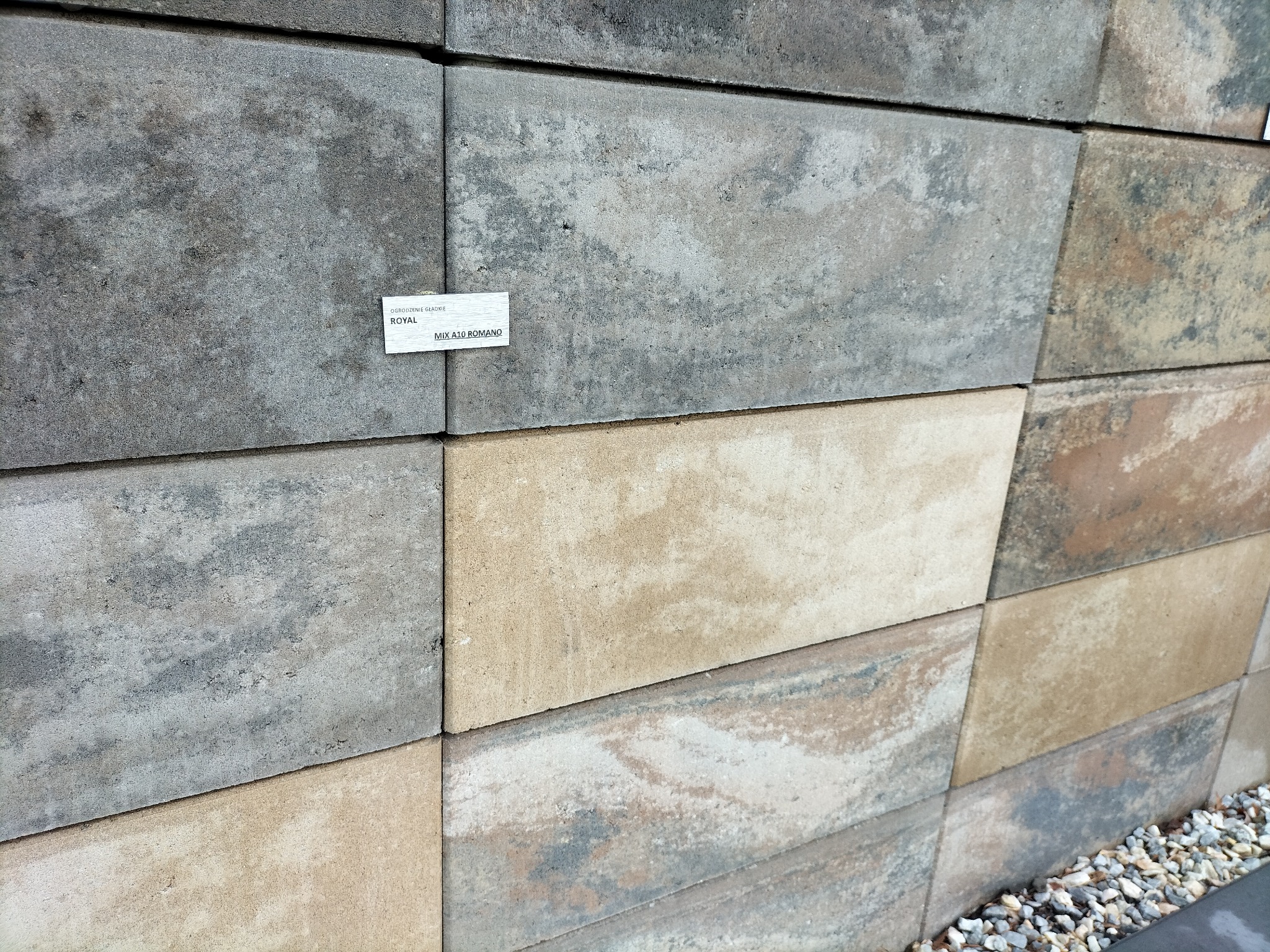 Prezentacja różnych kolorów i faktur kostki brukowej Royal Mix A10 Romano, ułożonych w rzędach, z bliska.