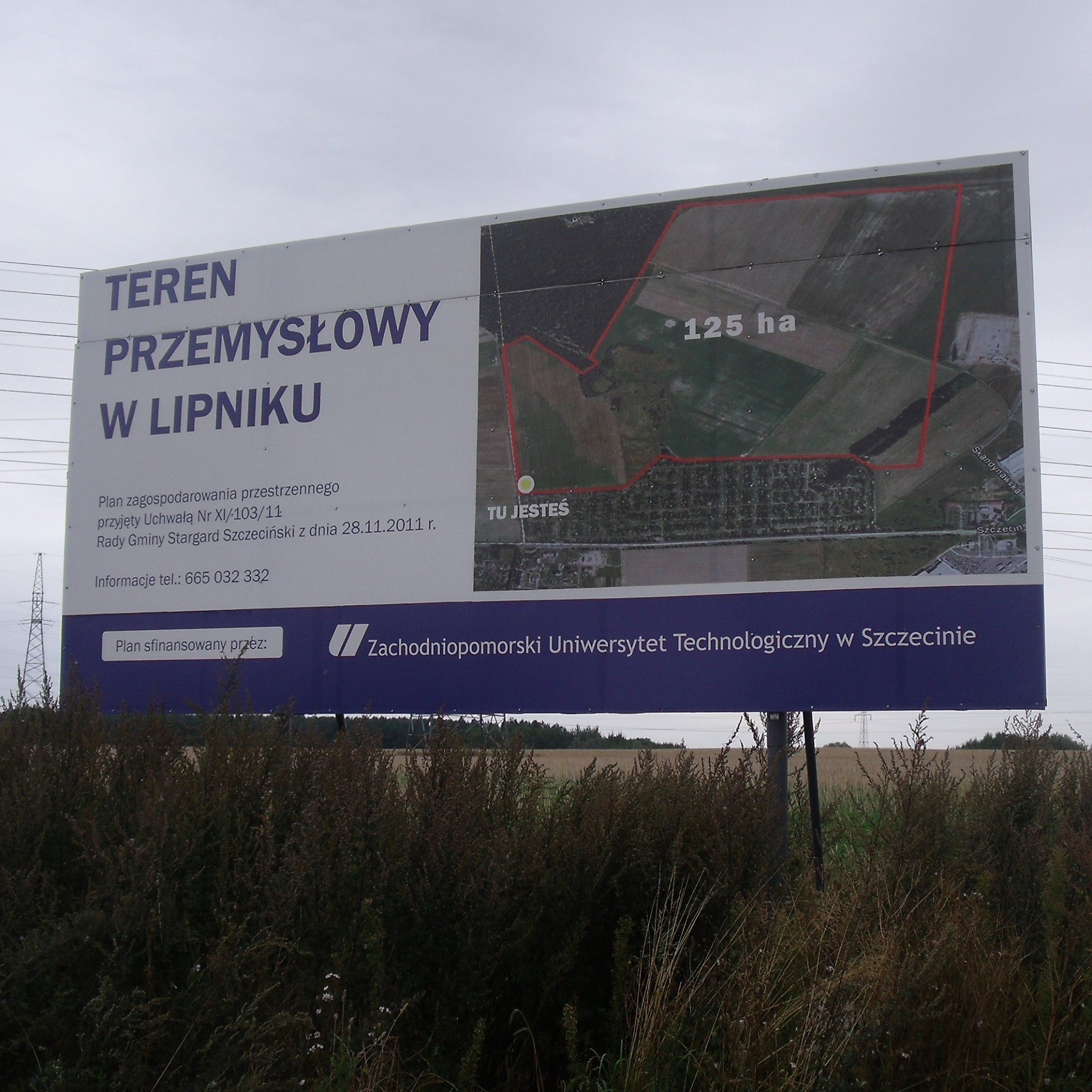 Billboard reklamujący teren przemysłowy w Lipniku, z mapą obszaru 125 ha i informacjami kontaktowymi, sponsorowany przez Zachodniopomorski Uniwersytet Technologiczny w Szczecinie, widoczny zza...