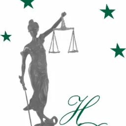 Statua Temidy w kolorze szarym, otoczona zielonymi gwiazdami i inicjałami HD w ozdobnej czcionce.