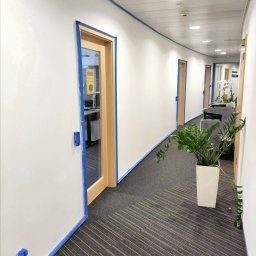 Odświeżanie biur farbą białą  Caparol. 
Łączna powierzchnia jaka została odświeżona to około 1500m2. 👍