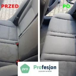 Porównanie tylnej kanapy samochodowej przed i po czyszczeniu. Lewa strona pokazuje zabrudzoną tapicerkę z plamami, prawa strona prezentuje czystą, odświeżoną powierzchnię. Na dole widoczne logo firmy.