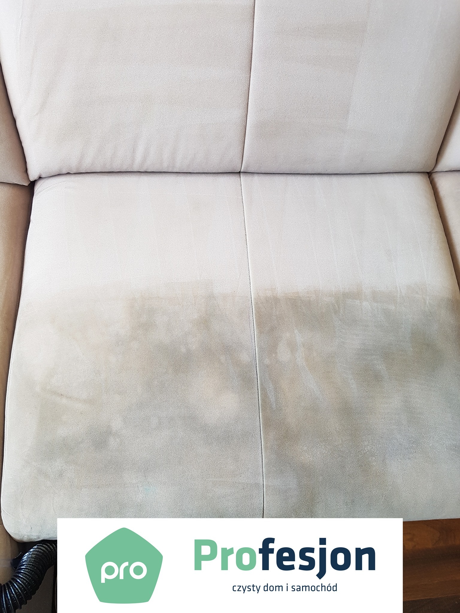 Widok z góry na jasną kanapę z wyraźną różnicą w czystości między wypraną (górna część) a nie wypraną (dolna część) połową siedziska, widoczne logo firmy.