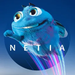 Animowany, futrzasty, niebieski stwór z dużymi oczami i uśmiechem, z logo NETIA i kolorowymi smugami światła, na niebieskim tle.