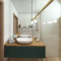 Nowoczesna łazienka z podwieszaną szafką w kolorze butelkowej zieleni, drewnianym blatem i owalną umywalką nablatową, oświetlona trzema wiszącymi lampami z okrągłymi, białymi kloszami.