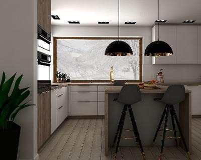 Nowoczesna kuchnia z białymi szafkami, drewnianymi akcentami, wyspą z dwoma szarymi hokerami i dwoma czarnymi lampami wiszącymi z elementami w kolorze złota, widok na zimowy krajobraz przez okno.
