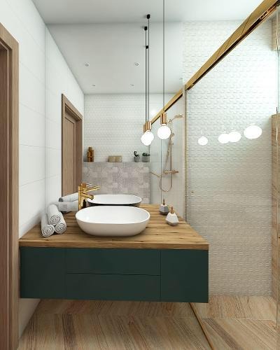 Nowoczesna łazienka z podwieszaną szafką w kolorze butelkowej zieleni, drewnianym blatem i owalną umywalką nablatową, oświetlona trzema wiszącymi lampami z okrągłymi, białymi kloszami.