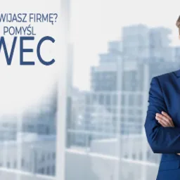 Uśmiechnięty mężczyzna w niebieskim garniturze na tle biurowca, obok logo i napisu 'Rozwijasz firmę? Pomyśl WEC'.