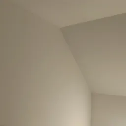 Ściana i sufit po szpachlowaniu i malowaniu na jasny odcień, widoczny fragment konstrukcji lampy sufitowej, ujęcie z dołu.