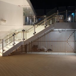 Konstrukcja stalowa schodów zamontowana na statku IconOfTheSeas.