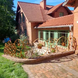 Nietypowa balustrada ze starych kół stalowych.