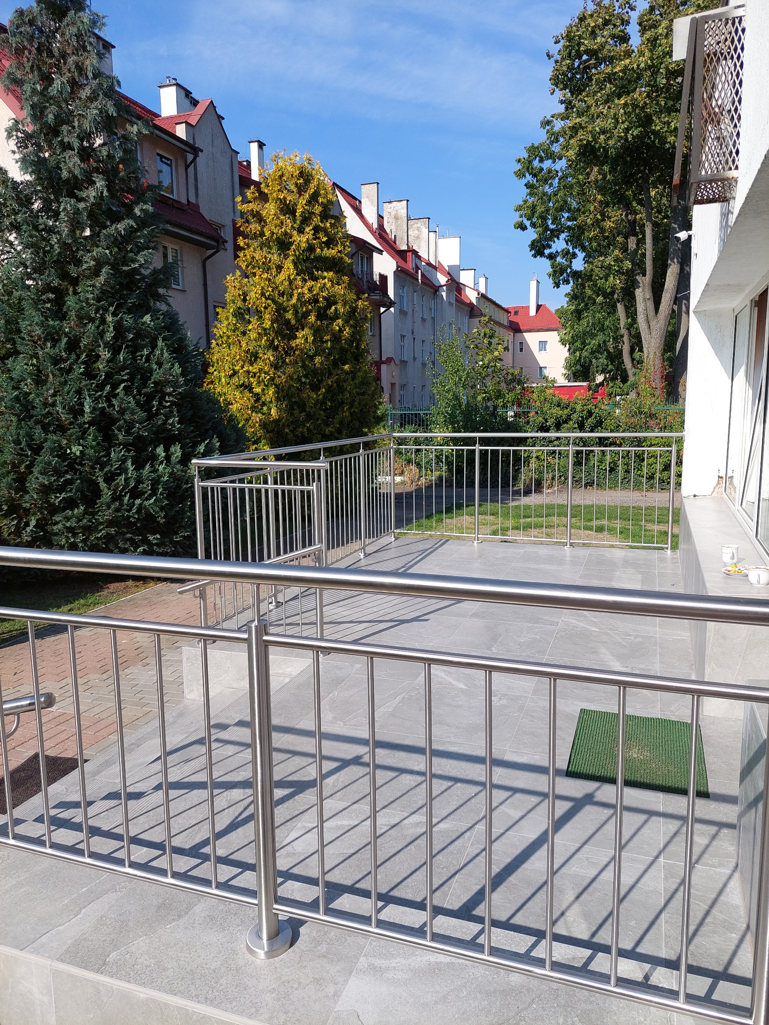 Balustrada ze stali nierdzewnej.