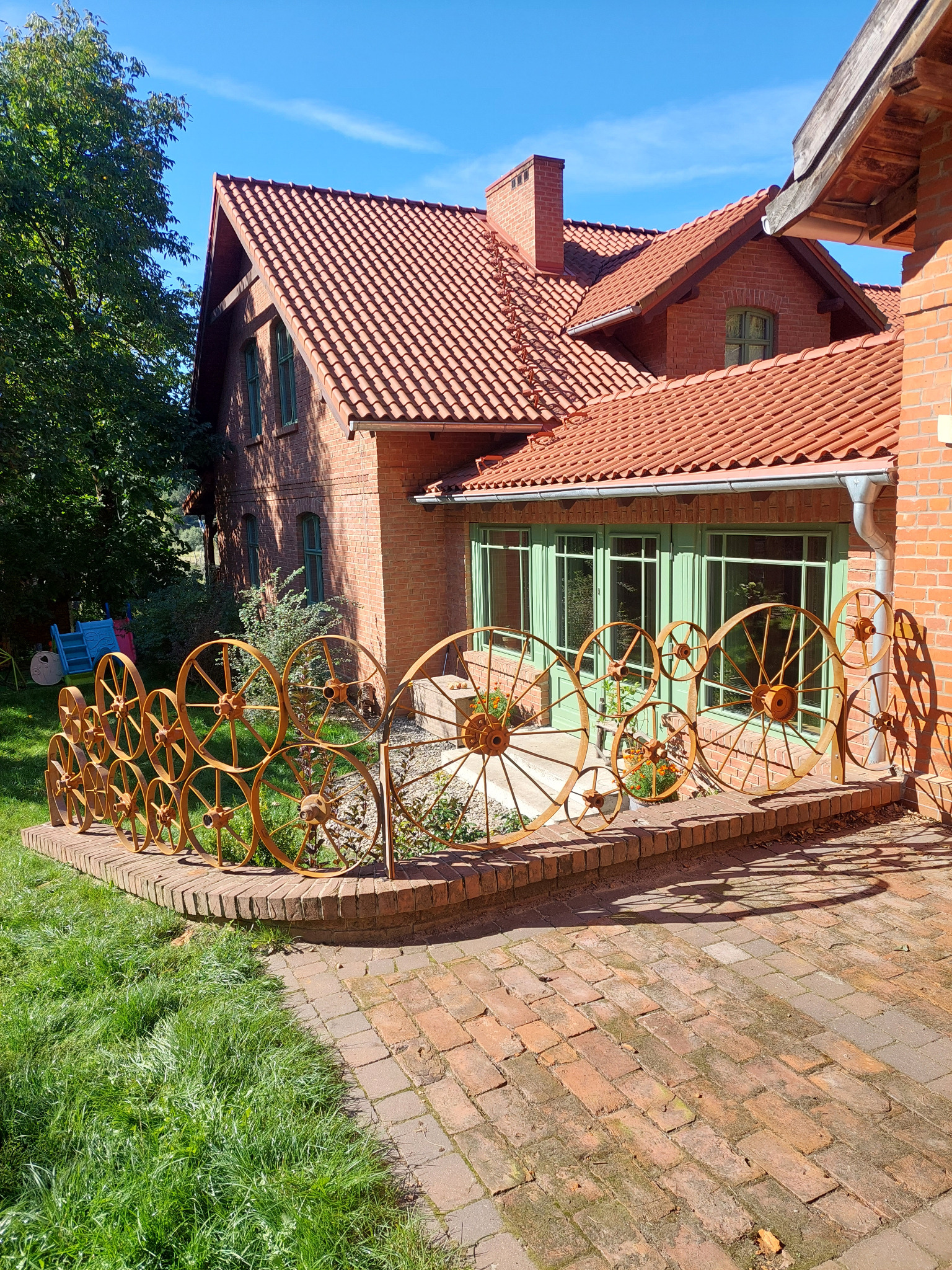 Nietypowa balustrada ze starych kół stalowych.