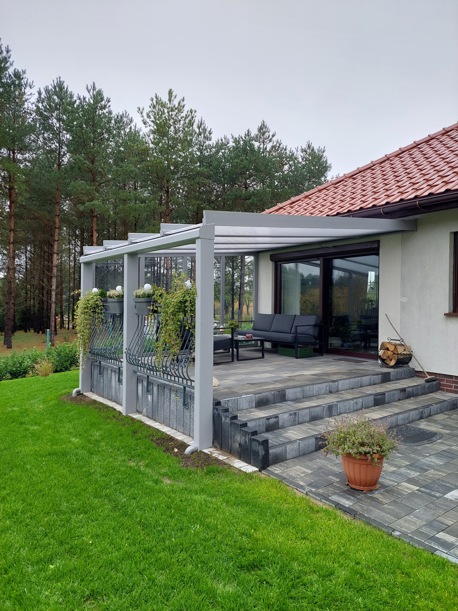 Zabudowa tarasu: - konstrukcja aluminiowa - ściana boczna: szkło ESG VSG - dach: poliwęglan lity 8mm