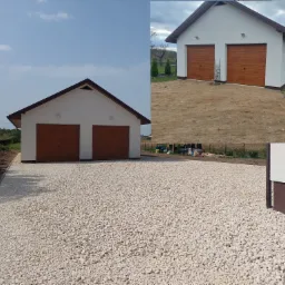 Nowoczesny, biały garaż dwustanowiskowy z brązowymi bramami, wykończony brązowym pasem przy ziemi. Podjazd wysypany drobnym, białym kamieniem. Na drugim planie widoczny teren przygotowany...