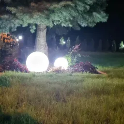 Montaż oświetlenia, widok nocą.