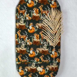 Owalna podkładka z motywem leśnych zwierząt (lis, jeż, sarna, wiewiórka, mysz) na ciemnozielonym tle, dekorowana złotą gałązką na białym tle.