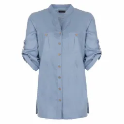Błękitna, lniana tunika z podwijanymi rękawami i drewnianymi guzikami, sfotografowana na białym tle w studio.
