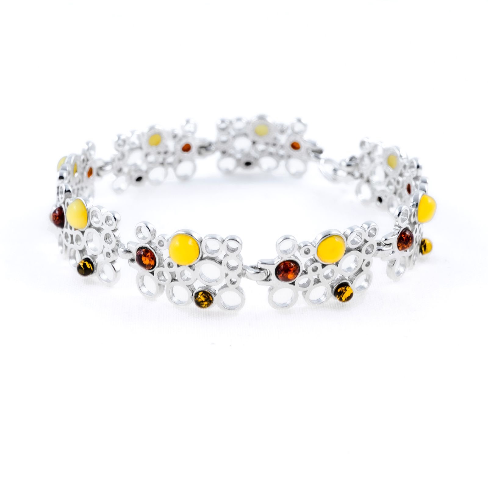 Srebrna bransoletka z bursztynami w odcieniach żółci i brązu, ułożona na białym tle. Delikatny wzór, precyzyjne wykonanie, centralne ujęcie.