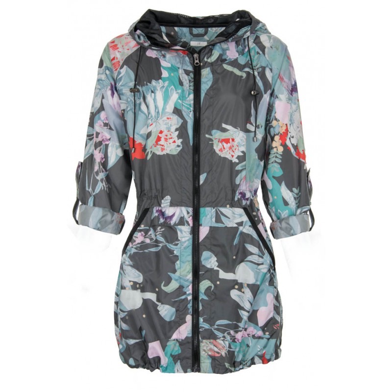 Lekka, szara kurtka z kapturem, zdobiona kolorowym, kwiatowym wzorem. Widoczne detale: czarny zamek błyskawiczny i regulowane rękawy 3/4. Idealna na wiosenne dni.