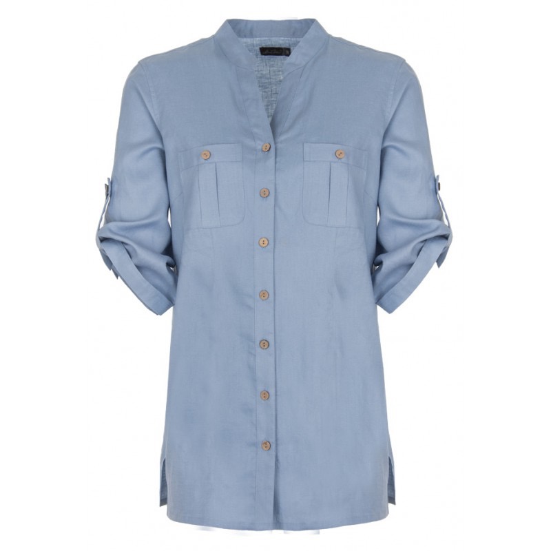 Błękitna, lniana tunika z podwijanymi rękawami i drewnianymi guzikami, sfotografowana na białym tle w studio.