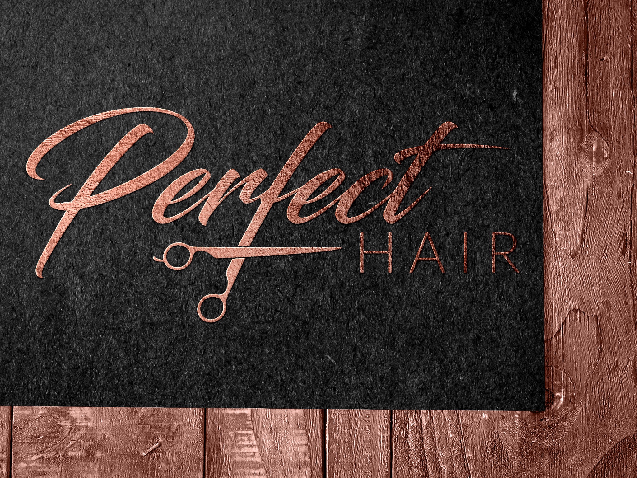 Logo firmy fryzjerskiej 'Perfect Hair' w kolorze miedzianym, z nożyczkami zamiast litery 'P', na czarnym teksturowanym tle z drewnianą ramą po prawej stronie.