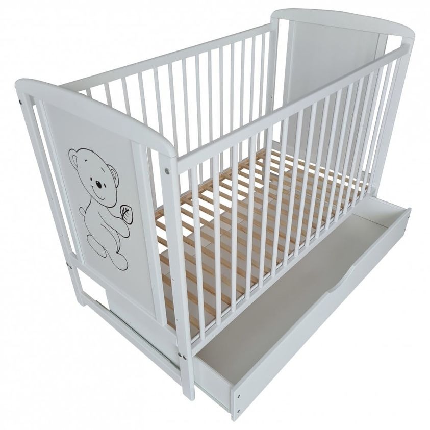 Białe łóżeczko dziecięce z szufladą i rysunkiem misia na boku, widok z góry.