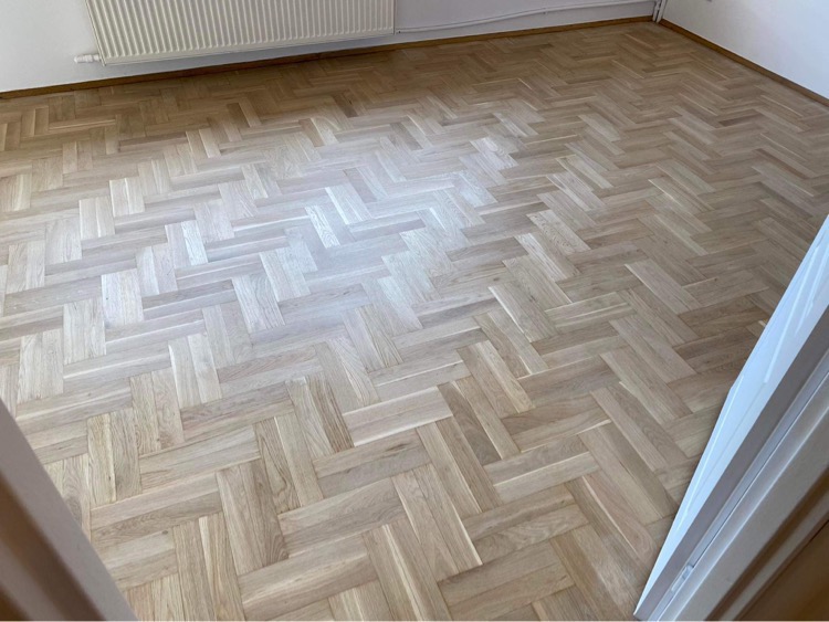 Cyklinowanie i lakierowanie drewnianej podłogi.