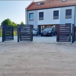 Brama w pół otwarta 