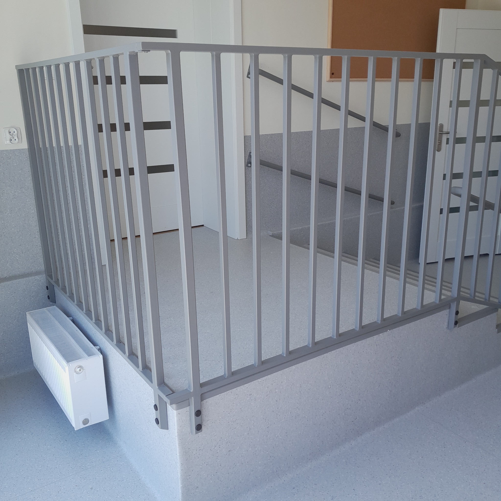 Balustrada w budynku szkolno-przedszkolnym