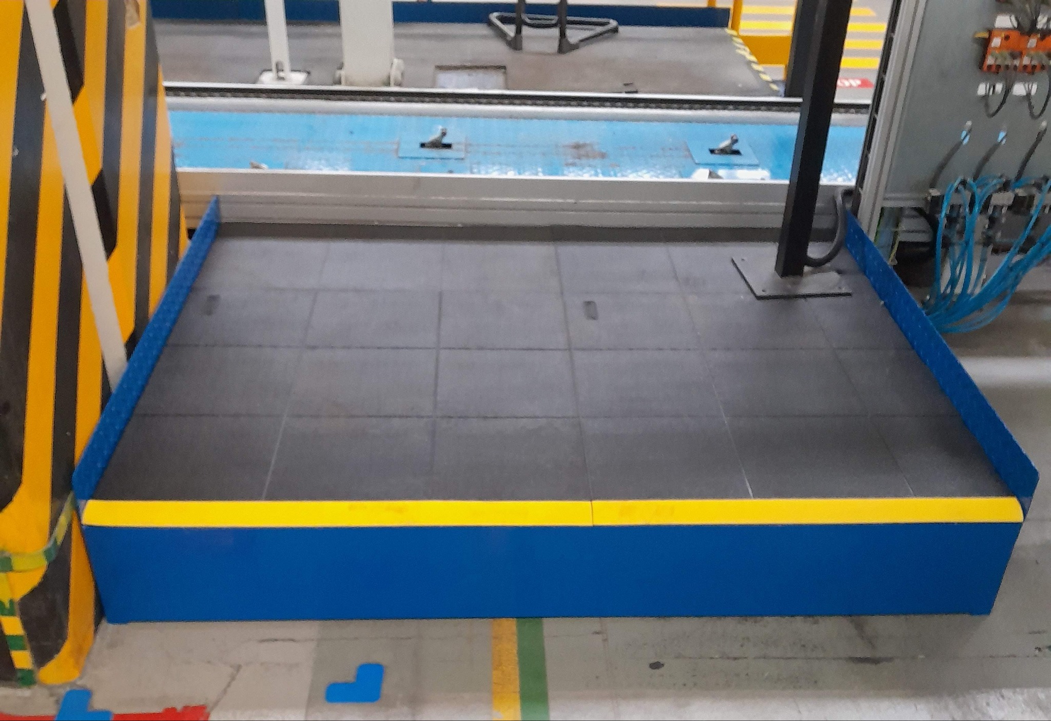 Podest/pomost pełny z wygłuszeniem przeciw zmęczeniowym