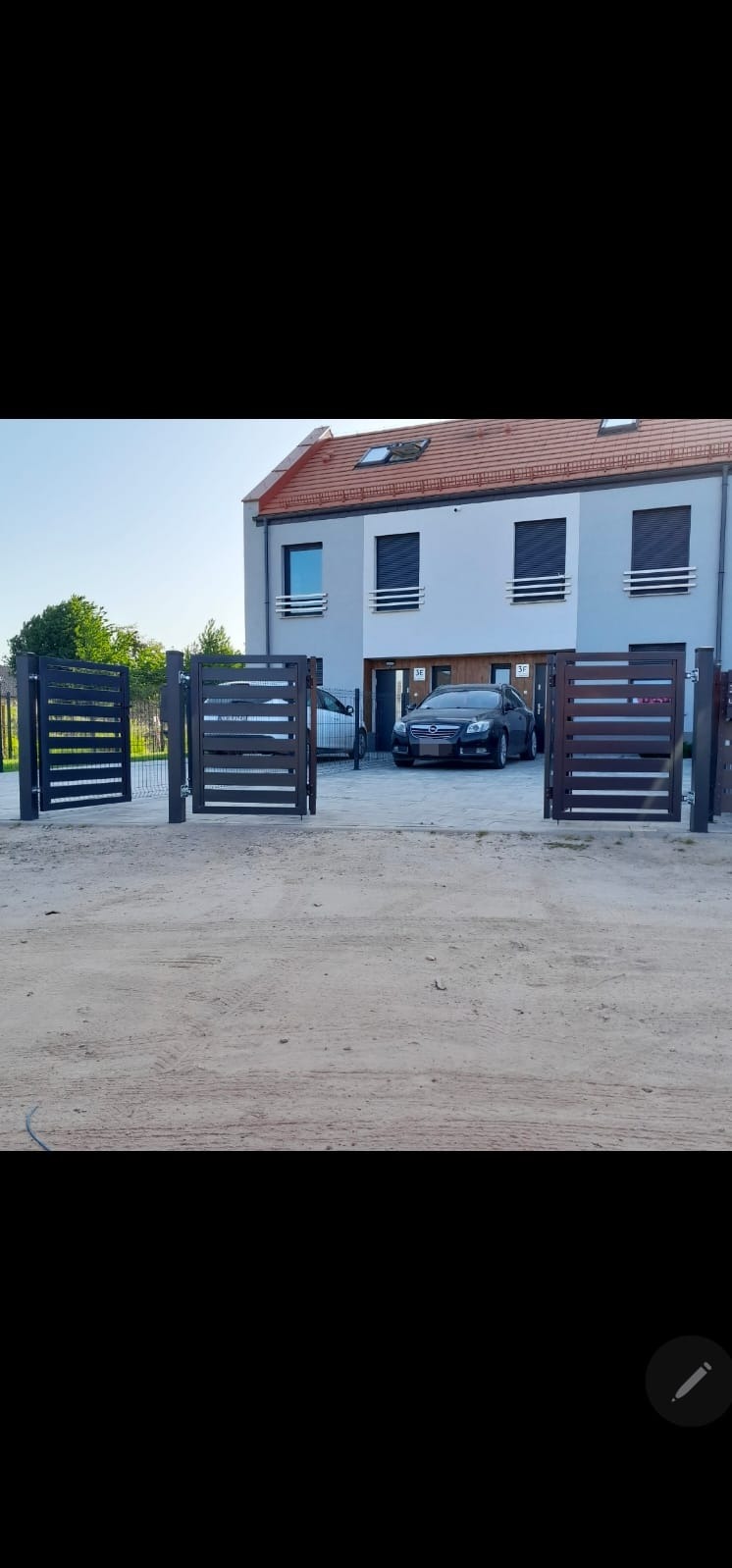Brama w pół otwarta