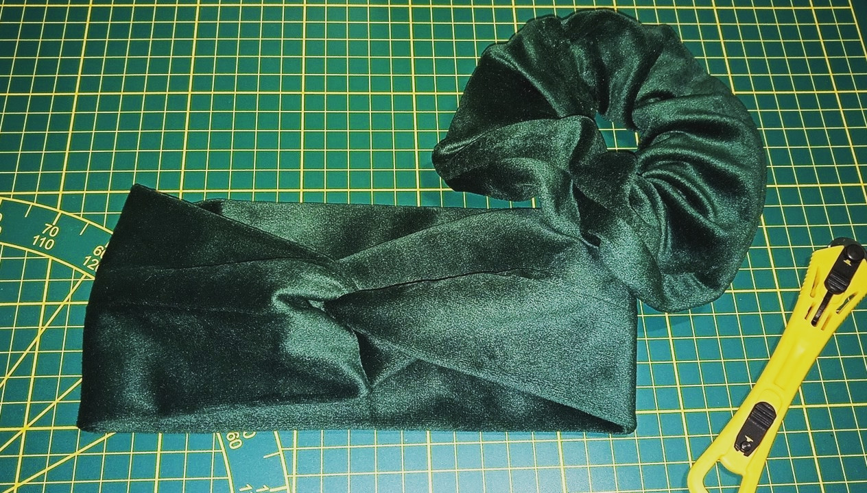 Opaska z weluru i scrunchies o kolorze butelkowej zieleni