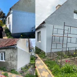 Czteropanelowe ujęcie domu jednorodzinnego w trakcie prac elewacyjnych: od surowego stanu po pomalowaną szarą elewację, z widocznymi rusztowaniami i elementami ogrodu.