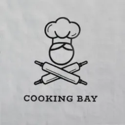 Biała koszulka z czarnym nadrukiem przedstawiającym stylizowaną czaszkę kucharza z wałkami zamiast kości skrzyżowanych oraz napisem 'COOKING BAY'.