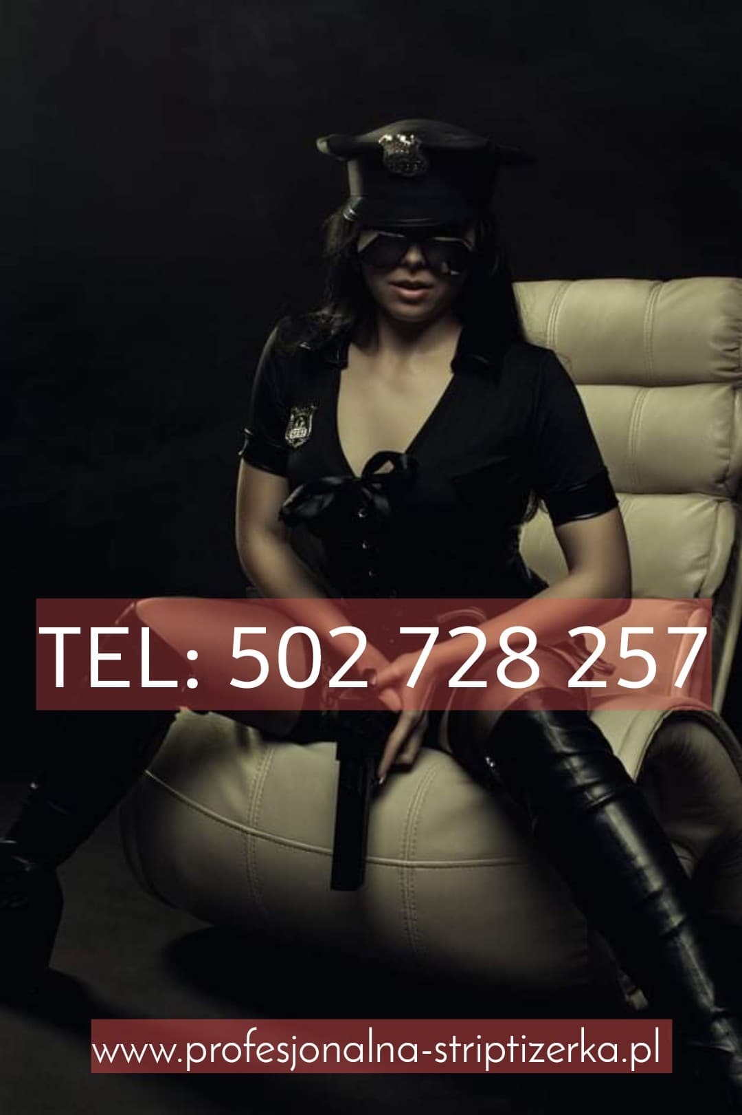 Kobieta w stroju imitującym policyjny, siedząca na jasnym fotelu, w czarnych okularach i czapce, z widocznym numerem telefonu i adresem strony internetowej.