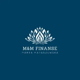 Logo firmy M&M Finanse Marta Matuszewska z motywem kwiatu lotosu w kolorze białym na ciemnoniebieskim tle.