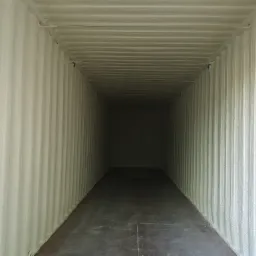 Wnętrze kontenera morskiego po natrysku pianki poliuretanowej, widoczne pionowe żebra wzmacniające i równomierna struktura izolacji.