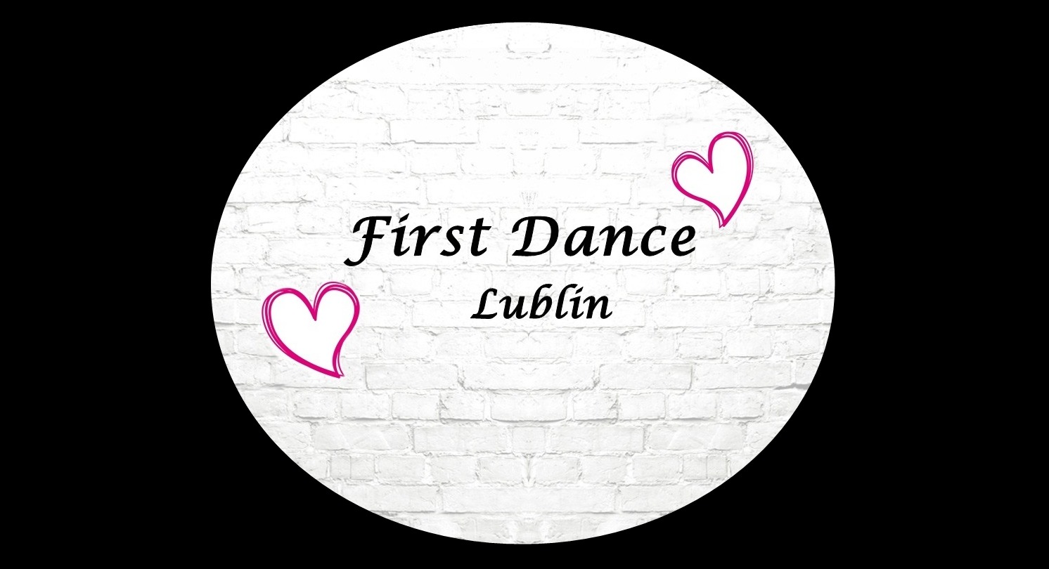 Logo firmy First Dance Lublin na tle białej cegły z dwoma różowymi sercami.