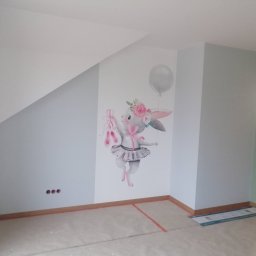 Andrzej Sarkowicz Remonty i wykończenia - Pomalowane na jasny kolor ściany pokoju dziecięcego z naklejką baletnicy-królika trzymającej baletki i balon, widoczne przygotowania do dalszych prac wykończeniowych.