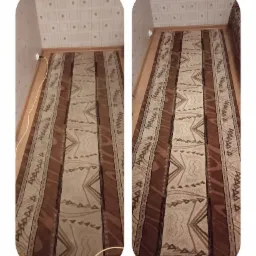 Porównanie dywanu z geometrycznym wzorem przed i po czyszczeniu, widoczne różnice w odcieniach brązu i beżu, z uwzględnieniem faktury materiału i oświetlenia wnętrza.