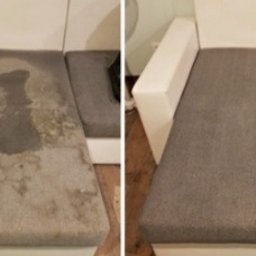 Klinika Czystości Daniel Urbaniak - Porównanie stanu siedziska sofy przed i po czyszczeniu: po lewej widoczne wyraźne, ciemne plamy i zabrudzenia, po prawej czyste, szare obicie bez śladów zanieczyszczeń.