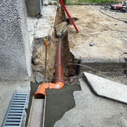 Wykopanie studni, instalacja odprowadzająca wodę, dwa odpływy liniowe