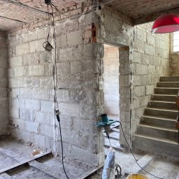 Wyburzenie ściany nośnej, montaż podciągów, murowanie słupa z cegły