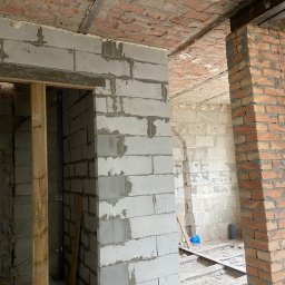 Wyburzenie ściany nośnej, montaż podciągów, murowanie słupa z cegły, murowanie ścian z betonu komórkowego oraz nadproży