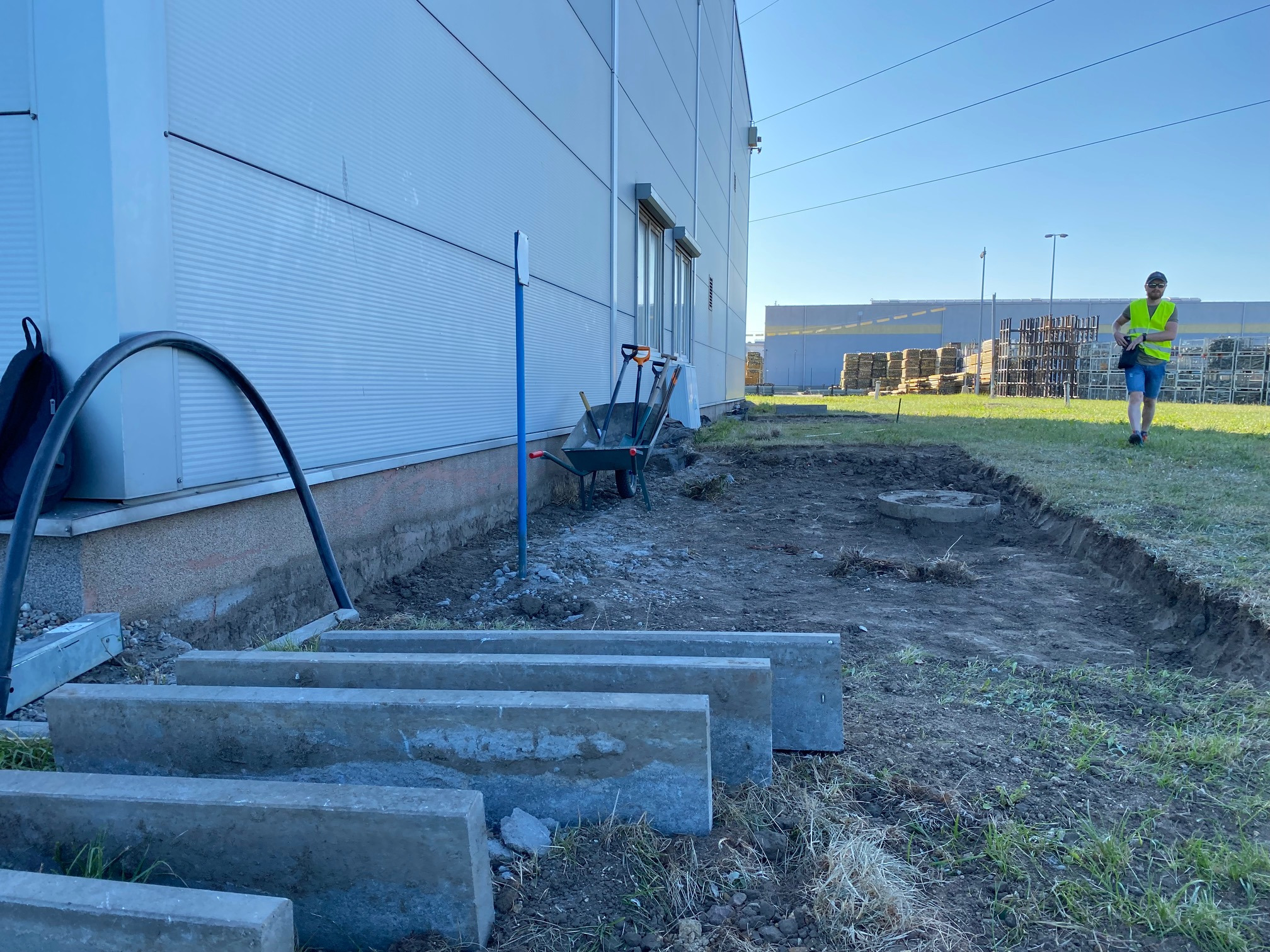 Wykonanie kostki brukowej przy hali przemysłowej