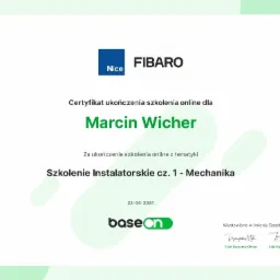 Skan certyfikatu ukończenia szkolenia online dla Marcina Wichera, wystawionego przez BaseOn.com i dotyczącego szkolenia instalatorskiego z mechaniki, z logo firm Nice i Fibaro.