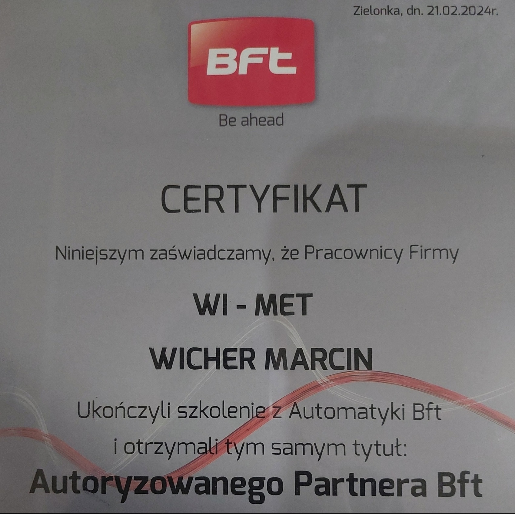 Certyfikat autoryzowanego partnera BFT dla firmy WI-MET Wicher Marcin, potwierdzający ukończenie szkolenia z automatyki BFT, wydany w Zielonce dnia 21.02.2024.