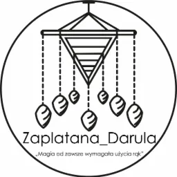 Czarno-białe logo przedstawiające geometryczny mobil z zawieszkami w kształcie liści, umieszczone w okręgu z nazwą firmy 'Zaplatana_Darula' i hasłem 'Magia od zawsze wymagała użycia rąk'.