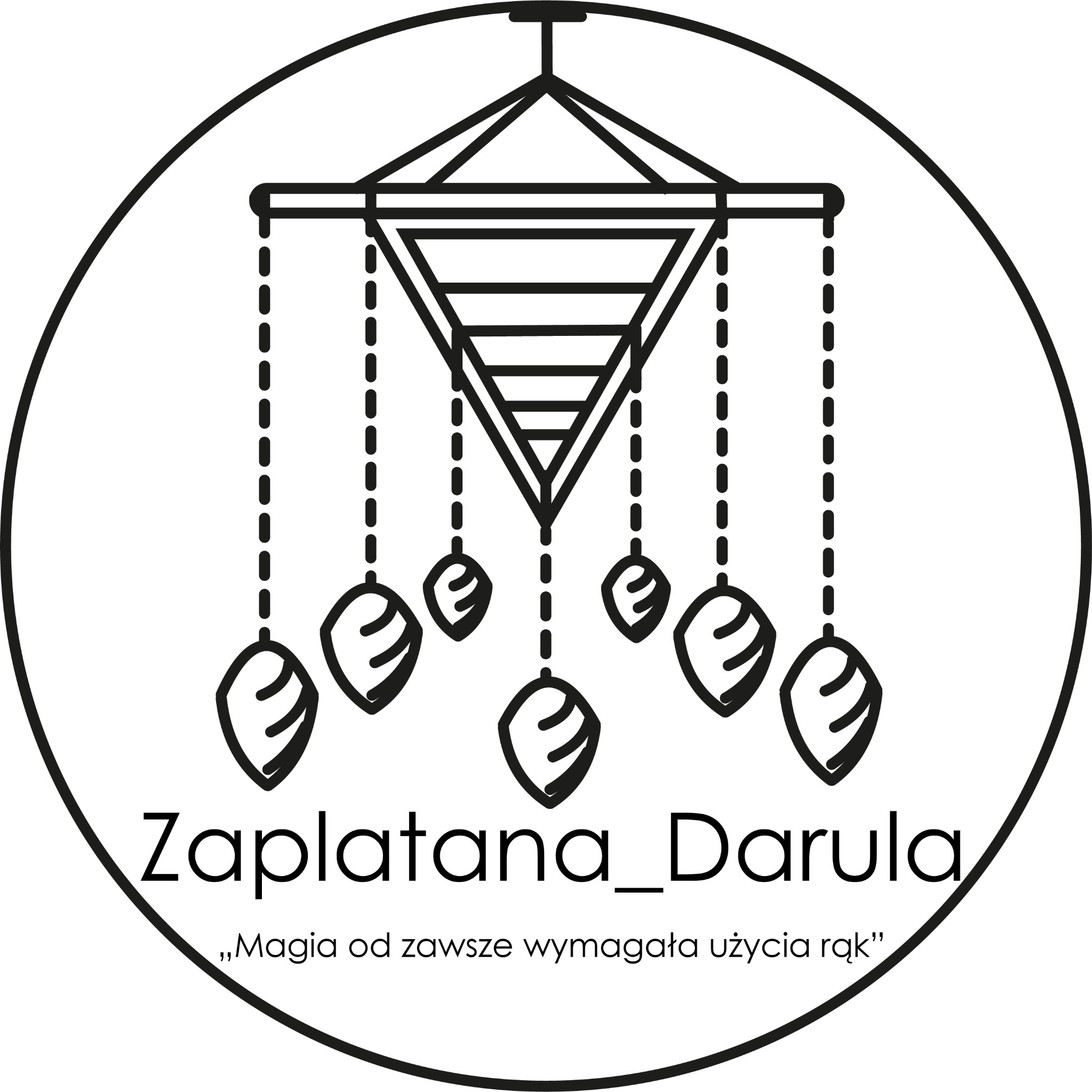 Czarno-białe logo przedstawiające geometryczny mobil z zawieszkami w kształcie liści, umieszczone w okręgu z nazwą firmy 'Zaplatana_Darula' i hasłem 'Magia od zawsze wymagała użycia rąk'.