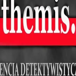 Logo Agencji Detektywistycznej 'Themis' z białym napisem na czerwonym tle, umieszczone na ciemnoszarym tle.